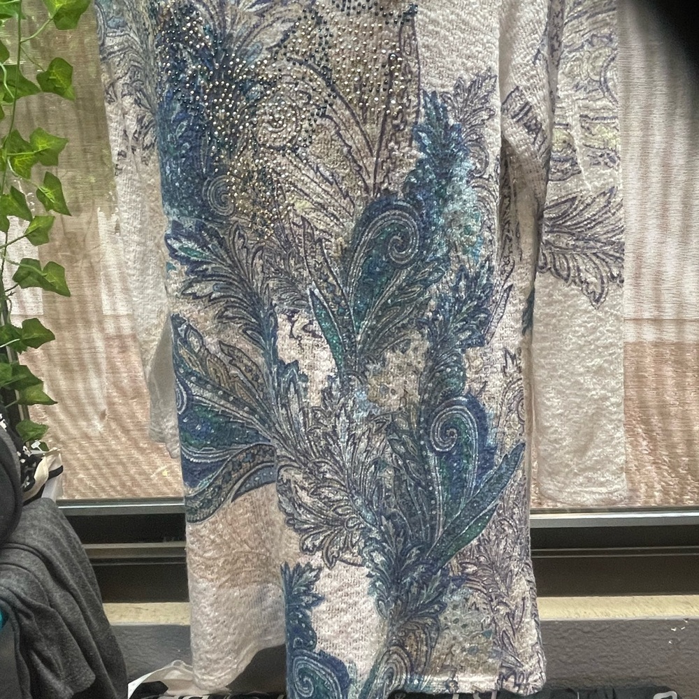 Ladies beautiful peacock blouse - Picture 6 of 8